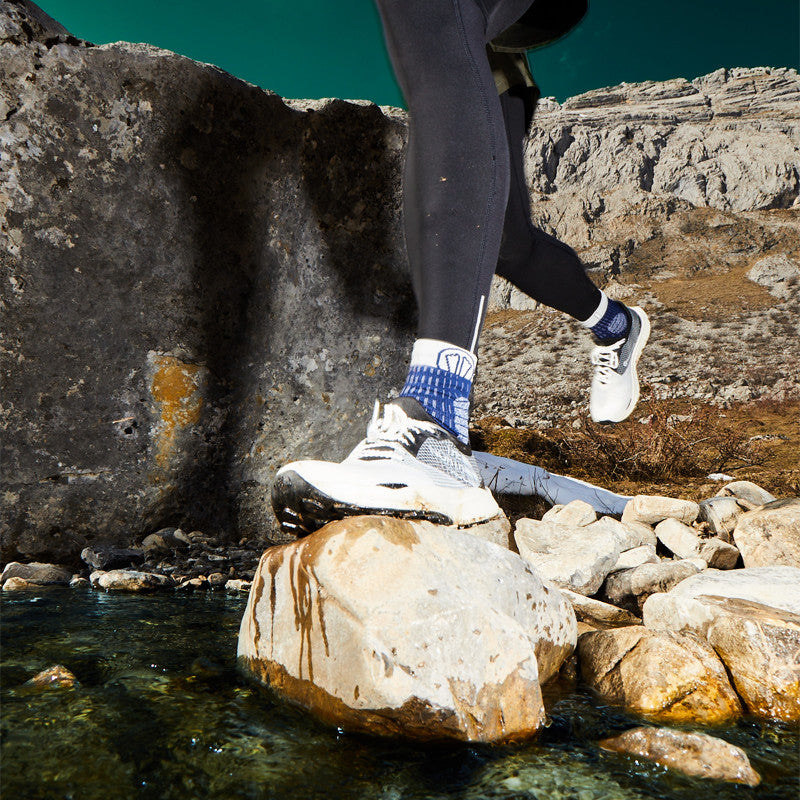 t-free trail running socks blue grey being worn